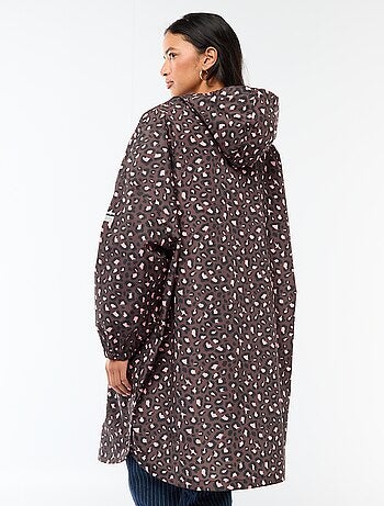 Capa de lluvia repelente al agua con capucha