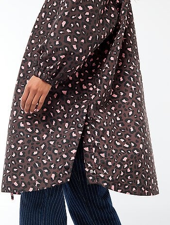 Capa de lluvia repelente al agua con capucha