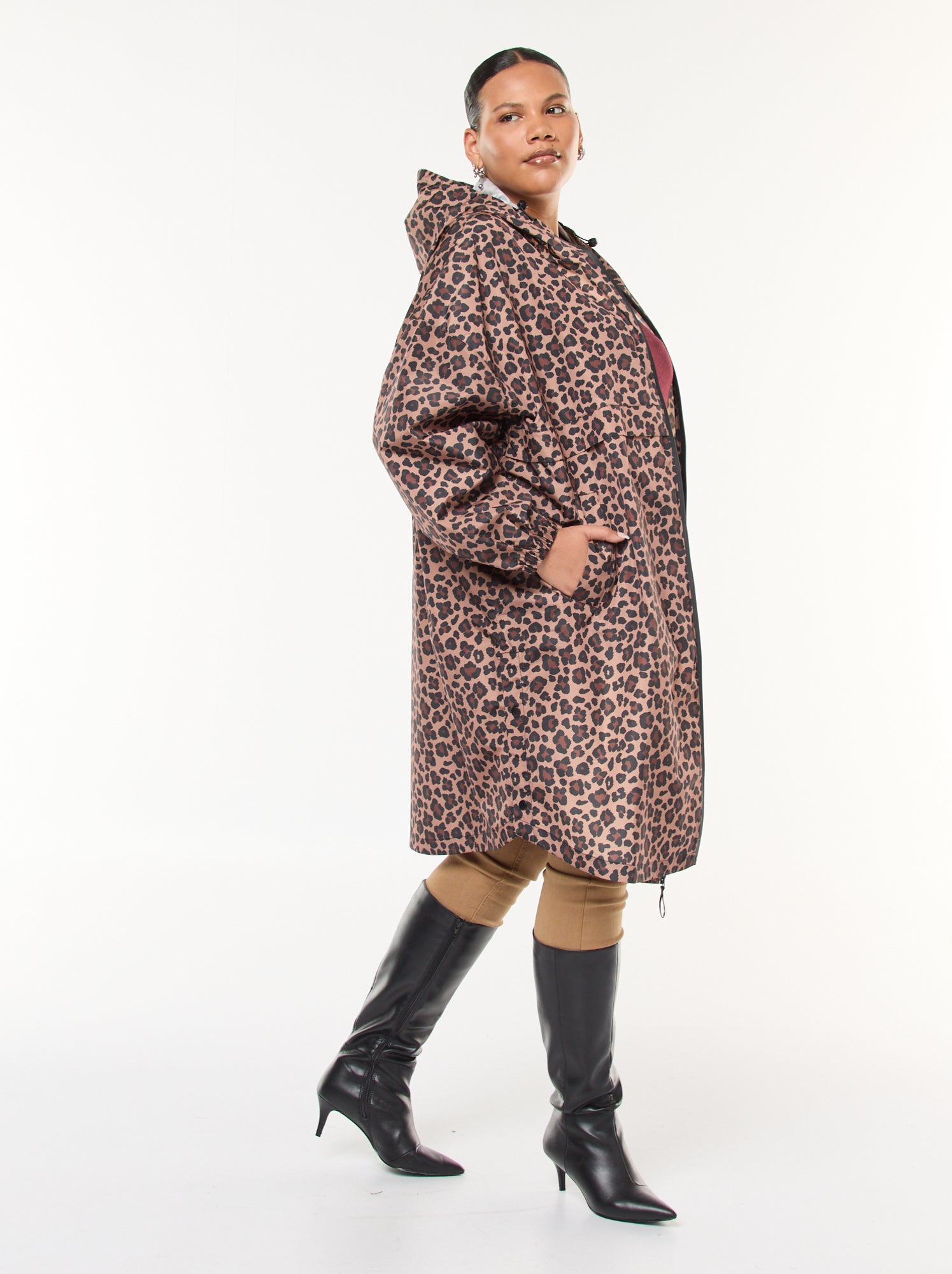 Capa de lluvia repelente al agua con estampado de leopardo