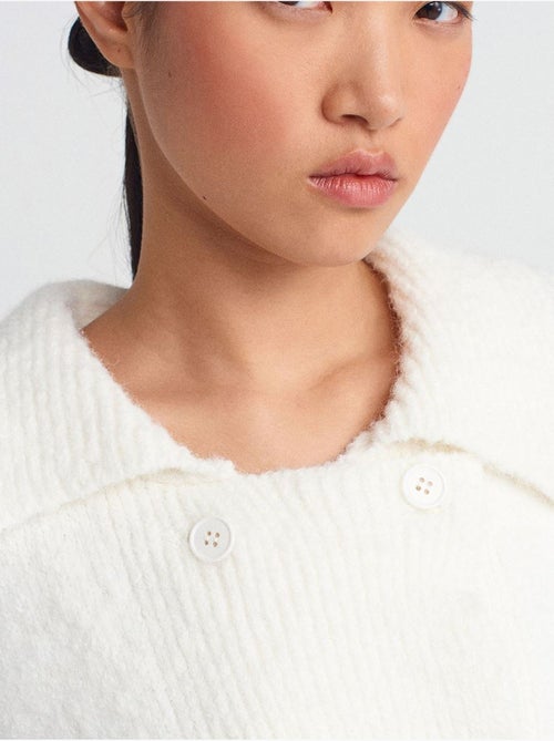 Cárdigan acanalado con cuello polo y botones - Kiabi Cárdigan acanalado con cuello polo y botones - Kiabi