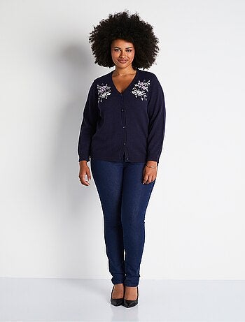 Cárdigan liso suave con cuello de pico, cierre corto de botones y bordado