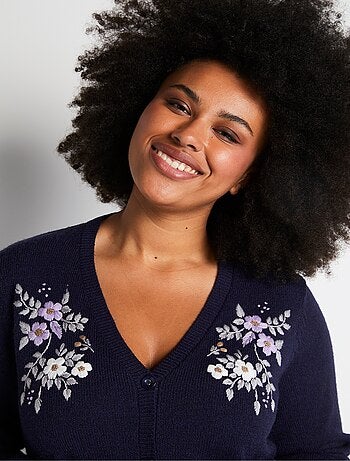 Cárdigan liso suave con cuello de pico, cierre corto de botones y bordado