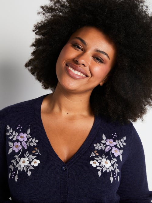 Cárdigan corto bordado, abotonado, con cuello de pico liso suave - Kiabi