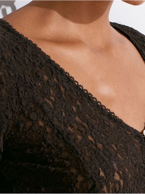 Cárdigan de encaje con cuello en V y botones - Kiabi Cárdigan de encaje con cuello en V y botones - Kiabi