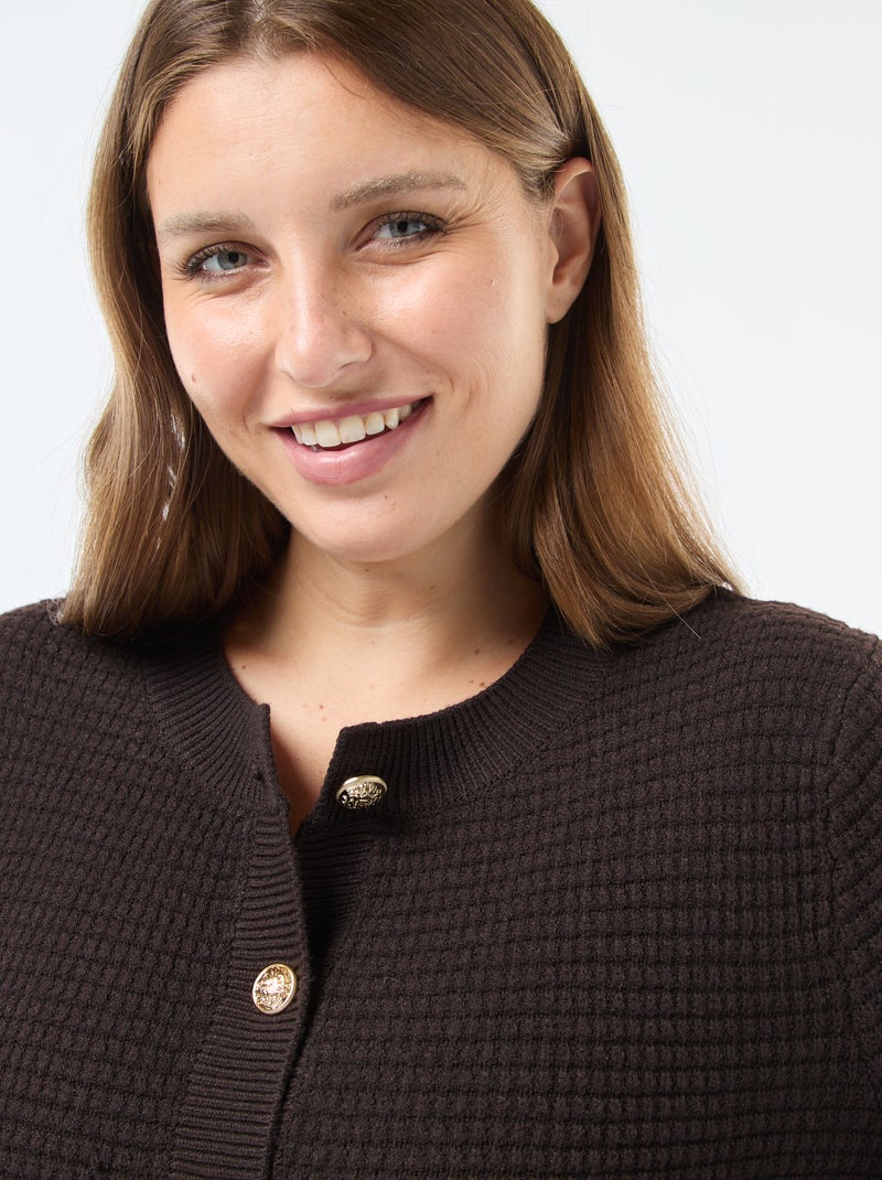 Cárdigan de punto gofrado con botones dorados Marron - Kiabi