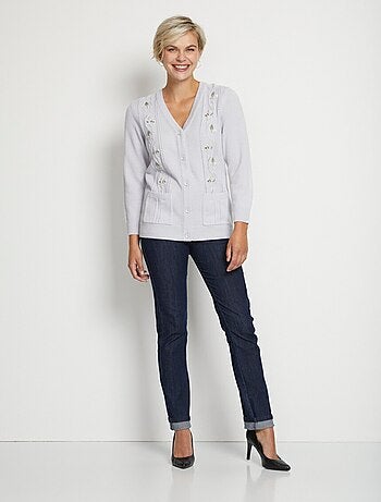 Cárdigan largo con botones y bordado de pedrería con cuello de pico