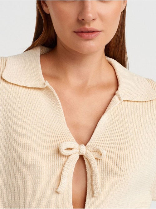 Cárdigan tipo polo de mujer de acrílico acanalado con lazada frontal - Kiabi Cárdigan tipo polo de mujer de acrílico acanalado con lazada frontal - Kiabi