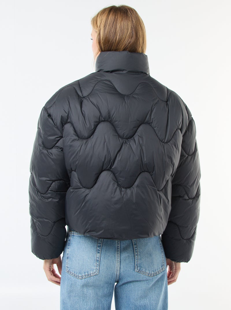 Cazadora acolchada corta con cuello alto y bolsillos forrados de polar Negro - Kiabi