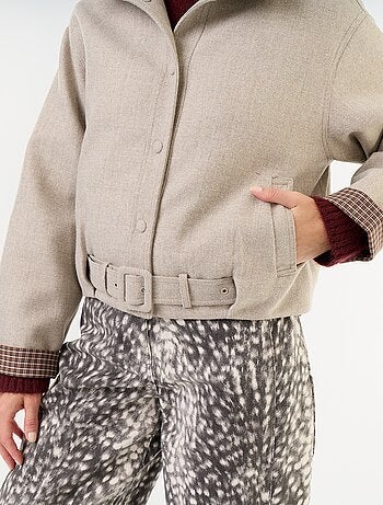 Cazadora corta efecto lana con cinturón integrado