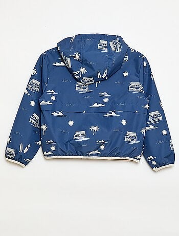 Cazadora cortavientos con capucha