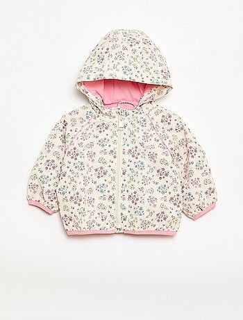 Cazadora cortavientos con capucha