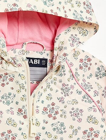 Cazadora cortavientos con capucha