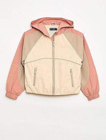 Cazadora cortavientos con capucha