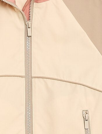 Cazadora cortavientos con capucha