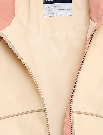 Cazadora cortavientos con capucha