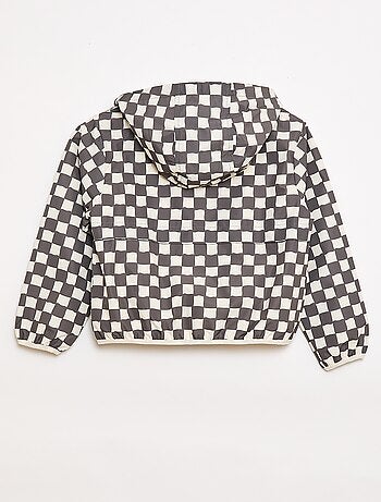 Cazadora cortavientos con capucha