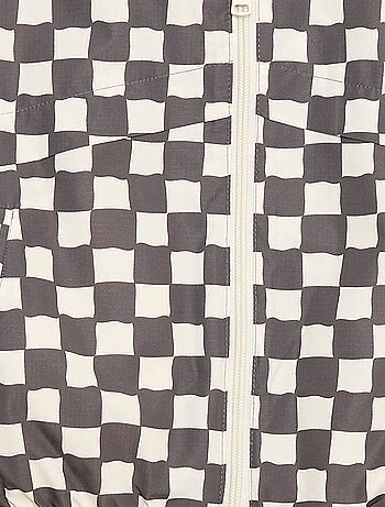 Cazadora cortavientos con capucha