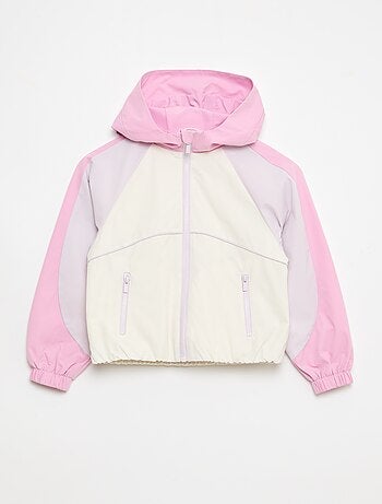 Cazadora cortavientos con capucha