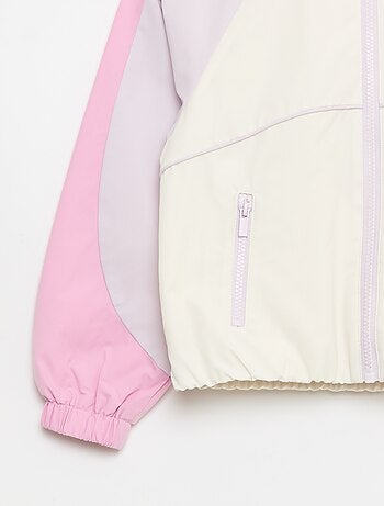 Cazadora cortavientos con capucha