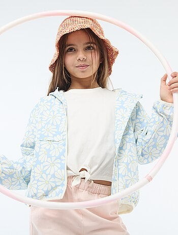 Cazadora cortavientos con capucha y estampado