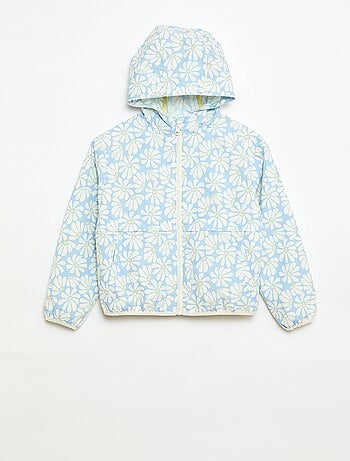 Cazadora cortavientos con capucha y estampado