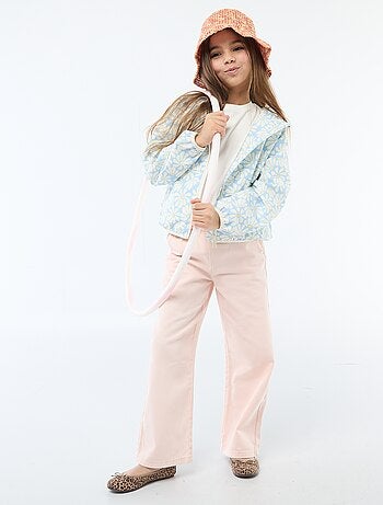 Cazadora cortavientos con capucha y estampado