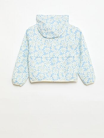 Cazadora cortavientos con capucha y estampado