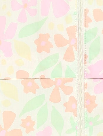 Cazadora cortavientos con capucha y estampado