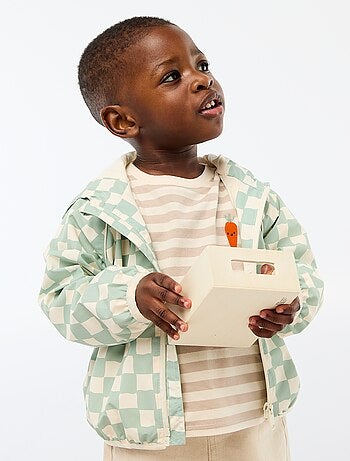 Cazadora cortavientos con capucha y estampado integral