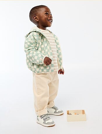 Cazadora cortavientos con capucha y estampado integral