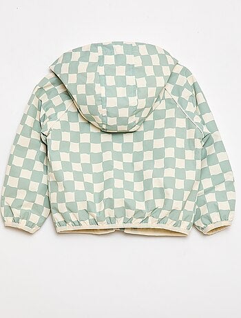 Cazadora cortavientos con capucha y estampado integral