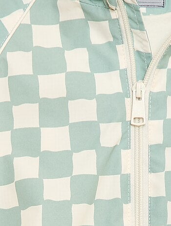 Cazadora cortavientos con capucha y estampado integral