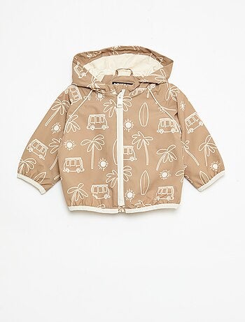 Cazadora cortavientos con capucha y estampado integral