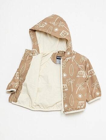 Cazadora cortavientos con capucha y estampado integral