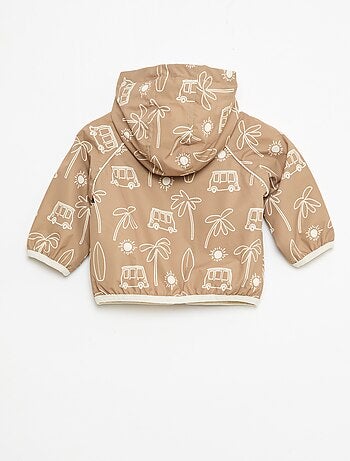 Cazadora cortavientos con capucha y estampado integral