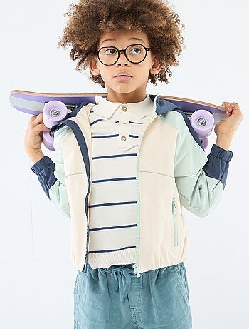 Cazadora deportiva con capucha