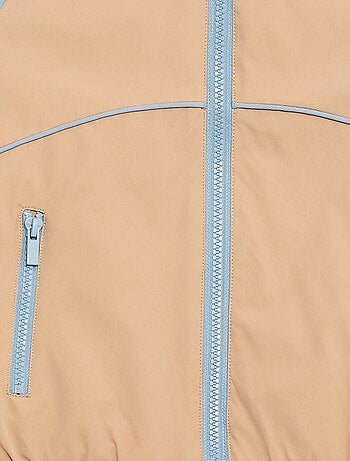 Cazadora deportiva con capucha