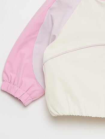 Cazadora deportiva con cremallera y capucha