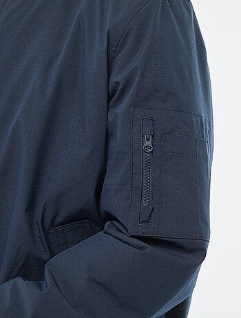 Cazadora estilo aviador con bolsillo con cremallera en la manga