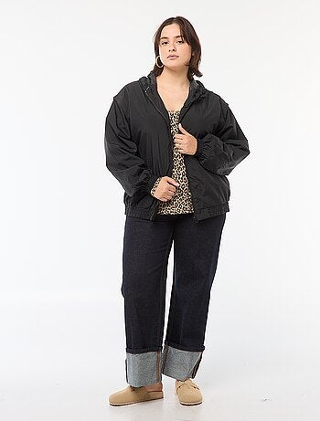 Cazadora impermeable estilo cortavientos con capucha