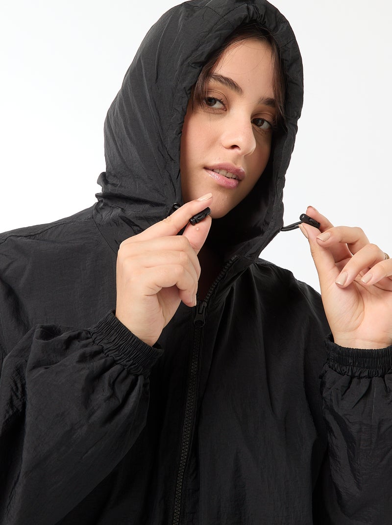 Cazadora impermeable estilo cortavientos con capucha negro - Kiabi