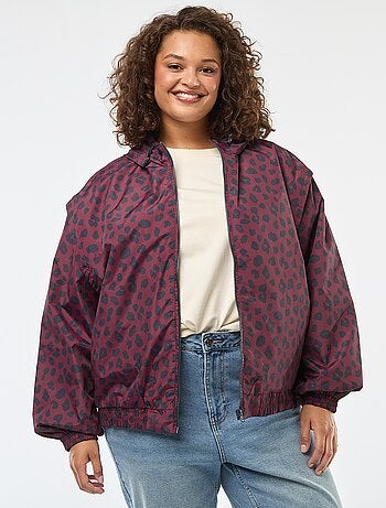 Cazadora impermeable estilo cortavientos con capucha