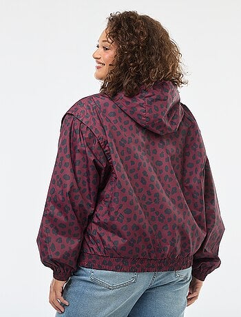 Cazadora impermeable estilo cortavientos con capucha
