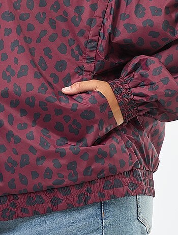 Cazadora impermeable estilo cortavientos con capucha