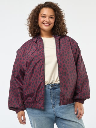 Cazadora impermeable estilo cortavientos con capucha