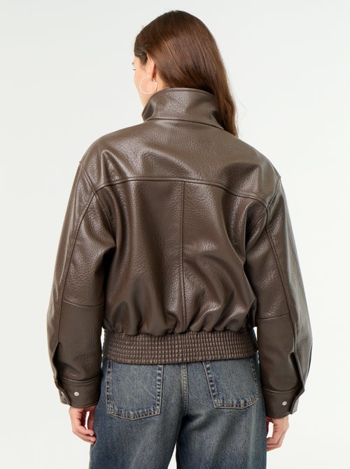 Cazadora oversize de efecto piel con cuello alto - Kiabi Cazadora oversize de efecto piel con cuello alto - Kiabi