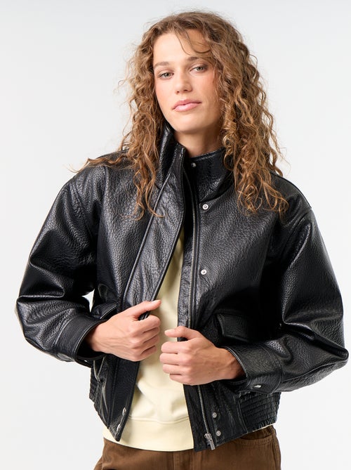 Cazadora oversize de efecto piel con cuello alto - Kiabi Cazadora oversize de efecto piel con cuello alto - Kiabi