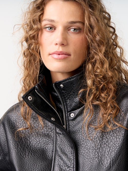 Cazadora oversize de efecto piel con cuello alto - Kiabi Cazadora oversize de efecto piel con cuello alto - Kiabi