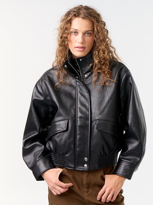 Cazadora oversize de efecto piel con cuello alto - Kiabi Cazadora oversize de efecto piel con cuello alto - Kiabi