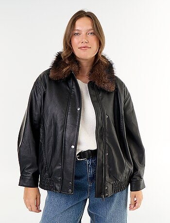 Cazadora oversize de polipiel con cuello de pelo sintético desmontable